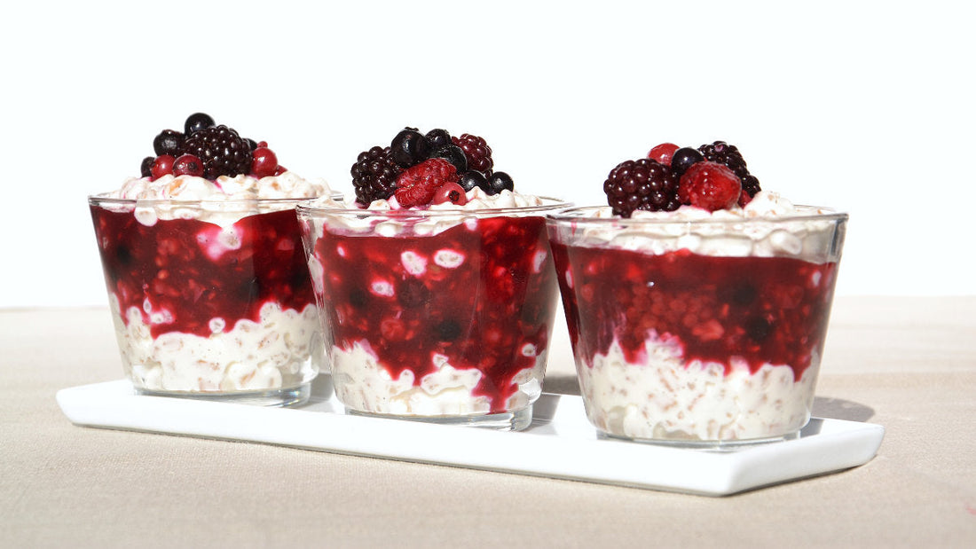 Cremiges Dinkelino-Dessert mit Beeren