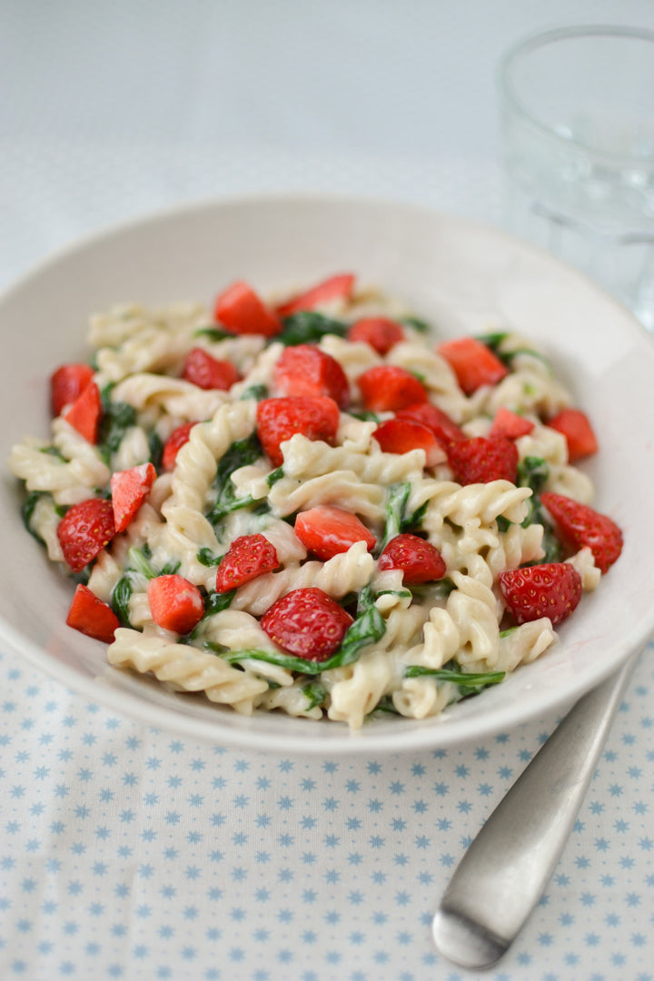 Dinkelspiralen mit Spinat und Erdbeeren