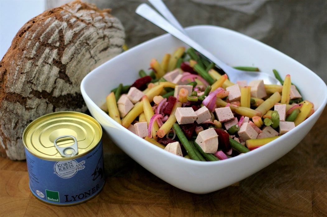 Wurstsalat mit bunten Bohnen